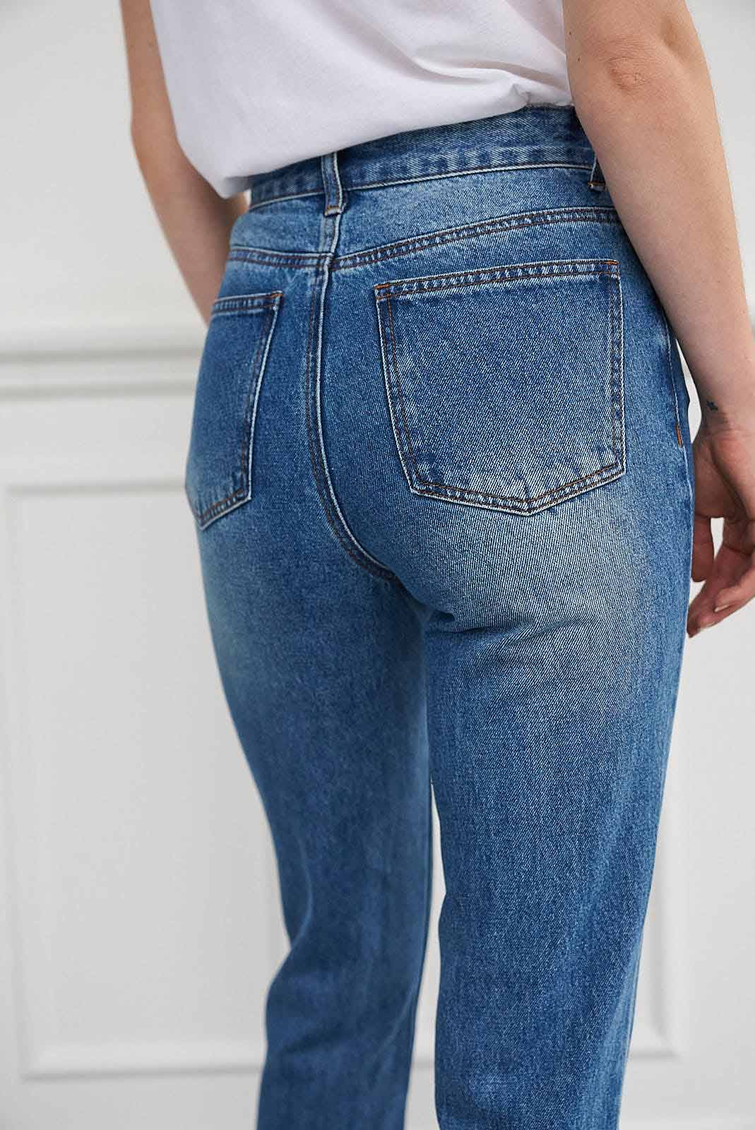 High waisted Jeans with straight legs (Size: 25-30)