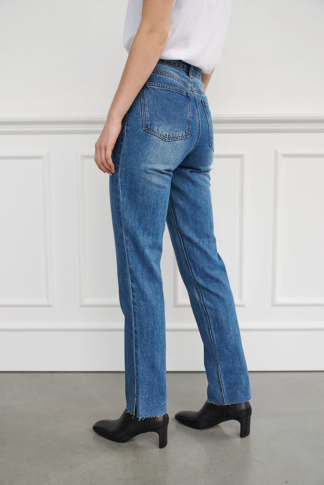 High waisted Jeans with straight legs (Size: 25-30)