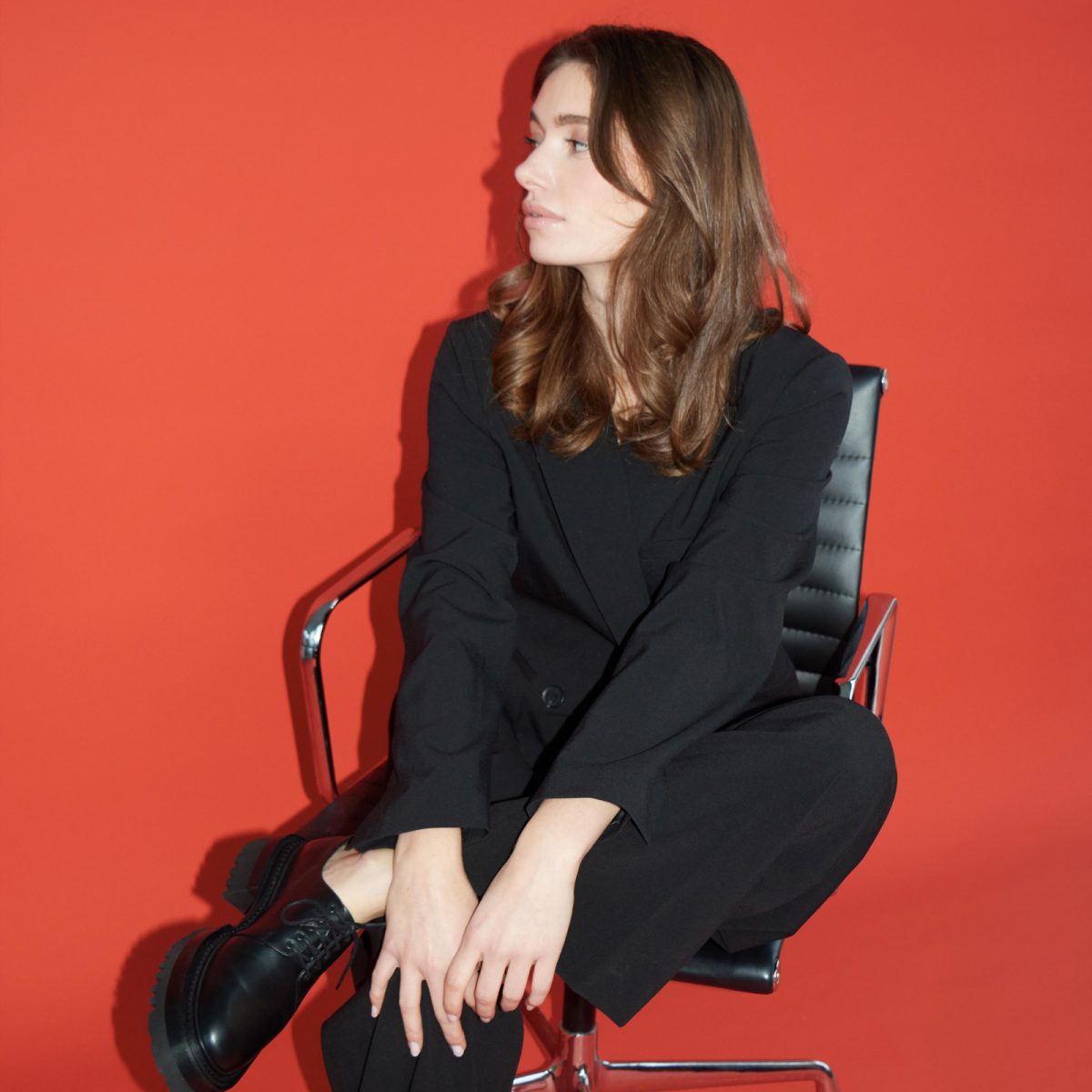 WBLRUBY TRS SOLID BLAZER BLACK red background 01